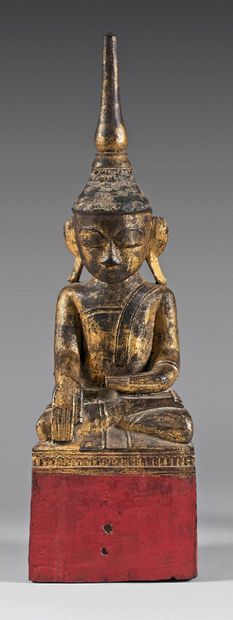 BIRMANIE - XXe siècle 
Statuette de bouddha en bois laqué or et rouge, assis en padmasana...