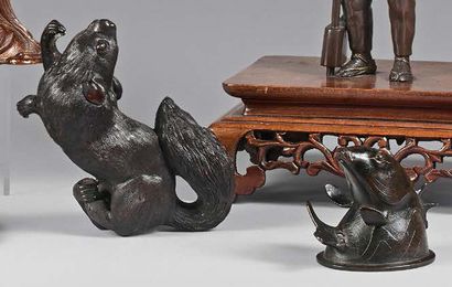 JAPON - Epoque MEIJI (1868-1912) 
Ensemble en bronze à patine brune, un porte-encens...
