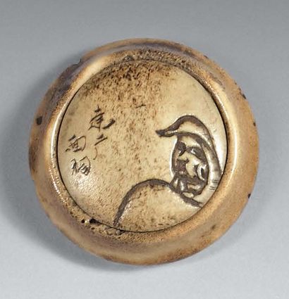 JAPON - Époque EDO (1603-1868) 
Kagamibuta en corne de cerf à décor de Daruma.
(Gerces...