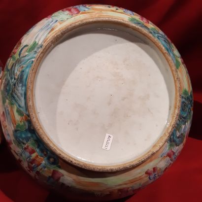 CHINE, Canton - XIXe siècle 
Bol à punch en porcelaine décorée en émaux polychromes...