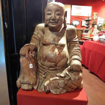 CHINE - XIXe siècle 
Statuette de bouddha en bois sculpté à traces de polychromie,...