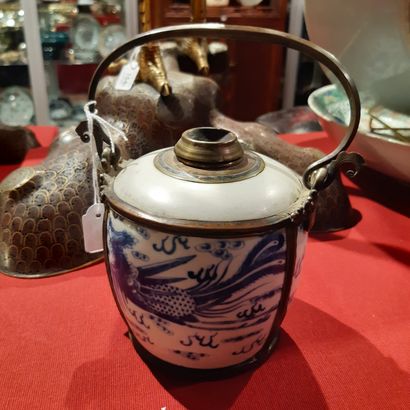 VIETNAM - XIXe siècle 
Pipe à eau en porcelaine à décor en bleu sous couverte de...