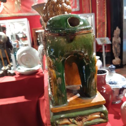 CHINE - XXe siècle 
Paire de chimères en porcelaine émaillée en vert, jaune, aubergine...