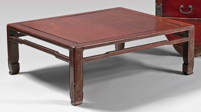 CHINE - XIXe siècle 
Table basse de forme rectangulaire en bois naturel, les pieds...