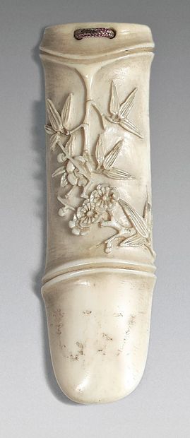CHINE, Canton - XIXe siècle 
Pendentif en ivoire sculpté en forme de bambou coupé...