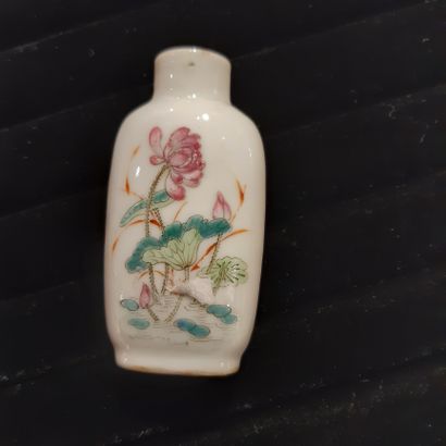 CHINE - XIXe siècle 
Flacon tabatière en porcelaine blanche émaillé famille rose...