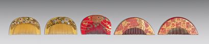 JAPON - Début XXe siècle 
Cinq peignes kushi en laque et bakélite, à décor en hiramaki-e...