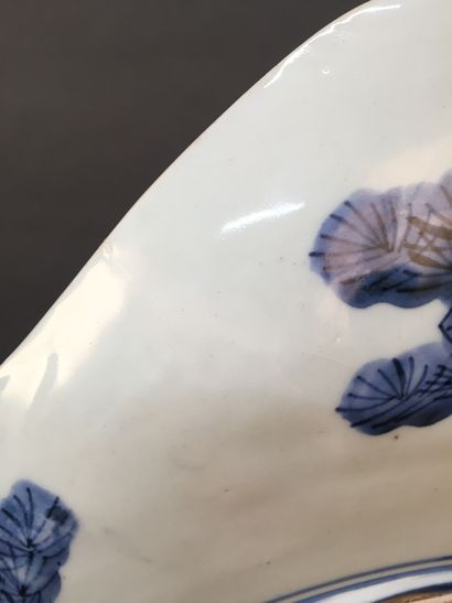JAPON, Imari - Début du XXe siècle 
Trois coupes en porcelaine en forme de carpes...