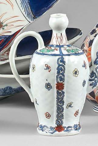 JAPON, style Kakiemon - Fin de l'époque Edo (1603-1868) 
Petite verseuse en porcelaine...