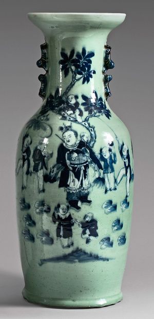 CHINE, Canton - Fin XIXe siècle 
Vase de forme balustre en porcelaine décorée en...