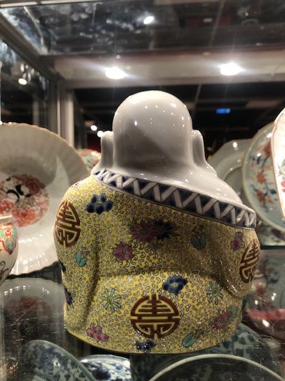 CHINE - XXe siècle 
Statuette en porcelaine émaillée polychrome de Budai souriant...