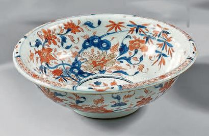 CHINE - Époque KANGXI (1662-1722) 
Saladier en porcelaine décorée en bleu sous couverte,...