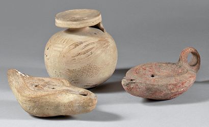 null 
Lot consisting of two oil lamps with a Pegasus and a bird (Roman period), a...