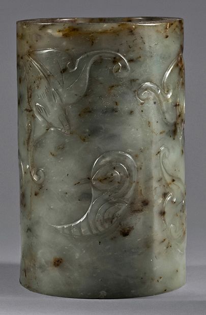 CHINE - Vers 1900 
Nephrite celadon and brown brush holder with five bats surrounding...