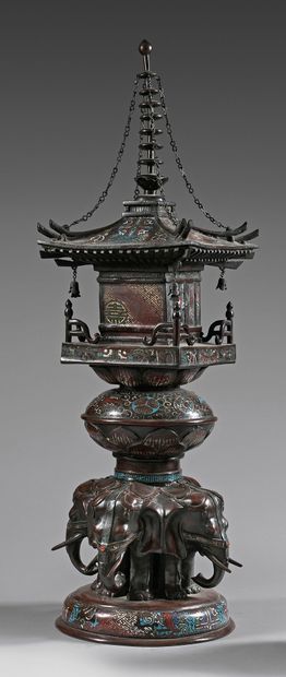 JAPON - Epoque MEIJI (1868-1912) 
Importante pagode en bronze et émaux cloisonnés,...