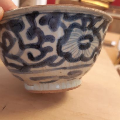 CHINE - XIXe siècle 
Ensemble comprenant un grand bol et deux petits bols en porcelaine...