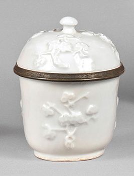STYLE CHINOIS - Vers 1900 
Pot couvert en porcelaine émaillée blanche dans le style...