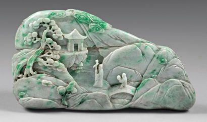 CHINE - XXe siècle 
Grand rocher en jadéite céladon et teinté vert, lettrés et pêcheurs...