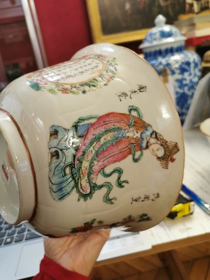 CHINE - XIXe siècle 
Paire de bols polylobés en porcelaine émaillée polychrome à...