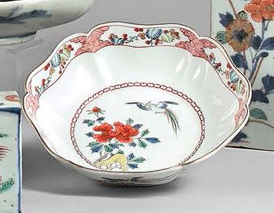 CHINE et JAPON - XIXe siècle 
Ensemble en porcelaine comprenant trois coupelles et...