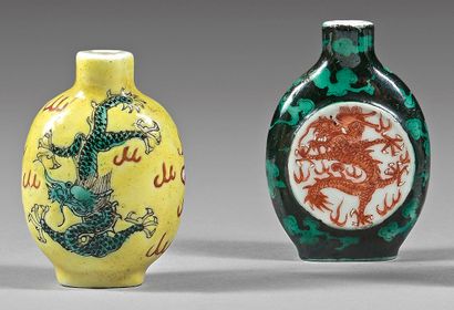 CHINE - fin du XIXe siècle 
Deux flacons en porcelaine à décor de dragons à la recherche...