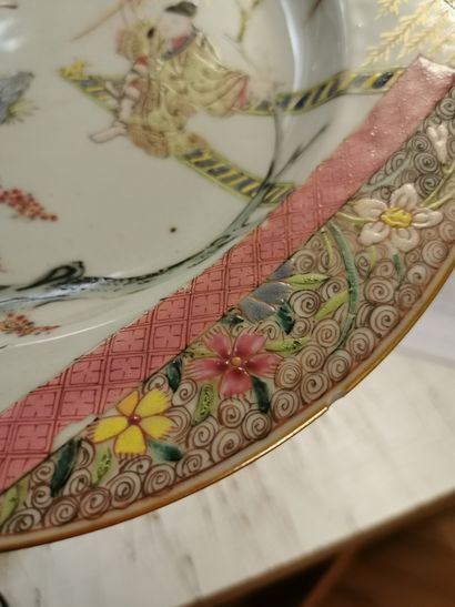 CHINE - XVIIIe siècle 
Ensemble de cinq assiettes en porcelaine émaillée polychrome,...