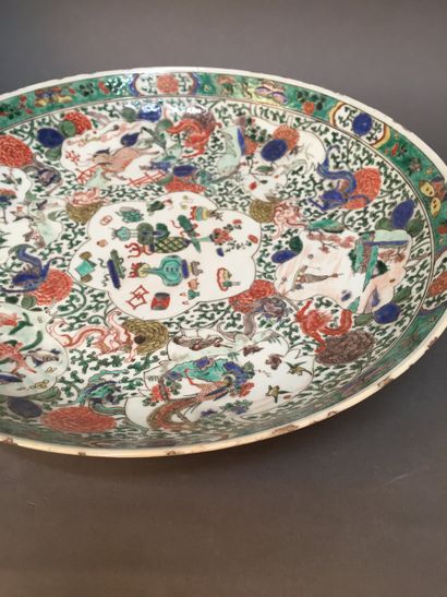 CHINE - Époque KANGXI (1662-1722) 
Paire de plats en porcelaine décorée en émaux...