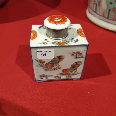 CHINE - Époque KANGXI (1662-1722) 
Petit pot à thé sur quatre petits pieds en porcelaine...