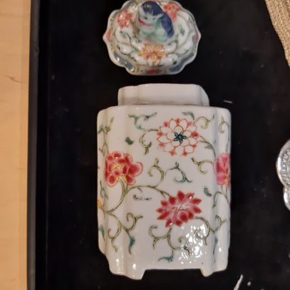 CHINE, Compagnie des Indes - XVIIIe siècle 
Flacon de forme polylobé en porcelaine...