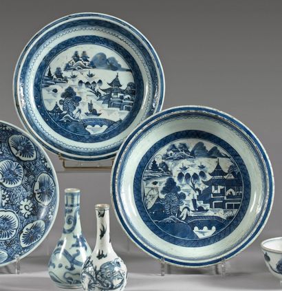 CHINE - XVIIIe/XIXe siècle 
Two round blue-white porcelain bowls decorated with pagodas...