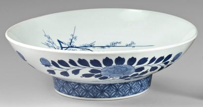 JAPON, Nabeshima - XXe siècle 
Importante coupe en porcelaine bleu blanc à décor...