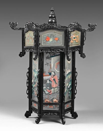 CHINE, Canton - XIXe siècle 
Lanterne hexagonale en bois sculpté et ajouré de frises...