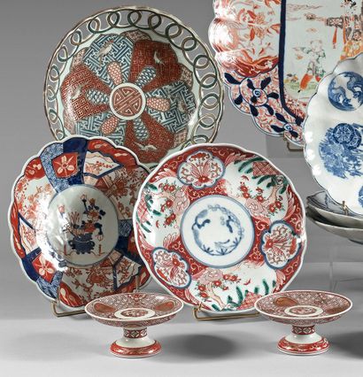 JAPON - Début du XXe siècle 
- Panier ajouré en porcelaine décorée en émaux polychrome...