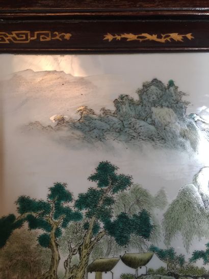 CHINE - XXe siècle 
Plaque rectangulaire en porcelaine émaillée polychrome à décor...
