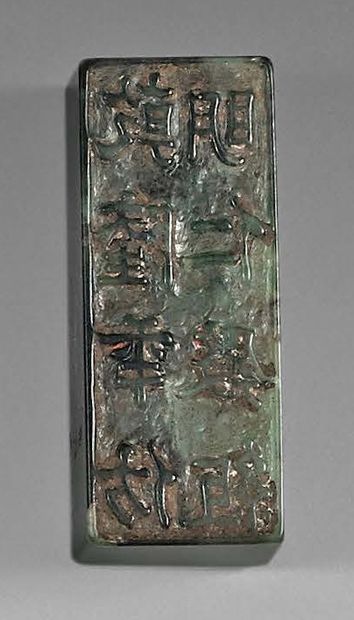 CHINE Cachet de forme rectangulaire en néphrite verte avec inscription apocryphe...