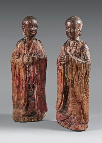 CHINE - XVIIIe/XIXe siècle 
Two carved wooden statuettes with traces of gold lacquer...