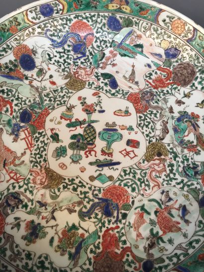 CHINE - Époque KANGXI (1662-1722) 
Paire de plats en porcelaine décorée en émaux...