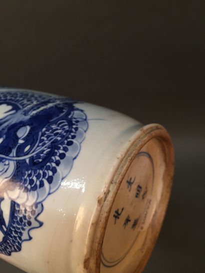 CHINE - Époque KANGXI (1662-1722) 
Small porcelain scroll vase decorated in blue...