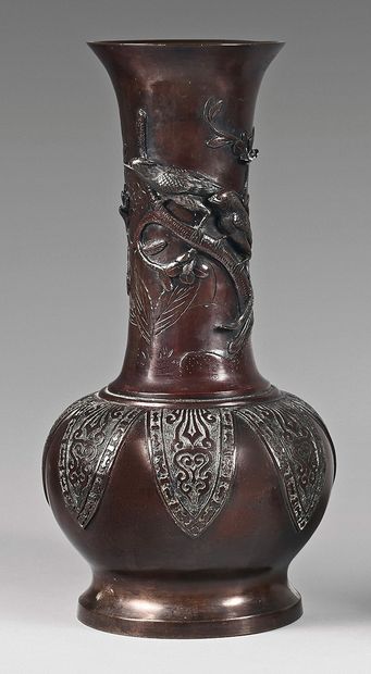 Vers 1900 
Vase à panse basse sur piédouche en bronze à patine brune à décor en relief...