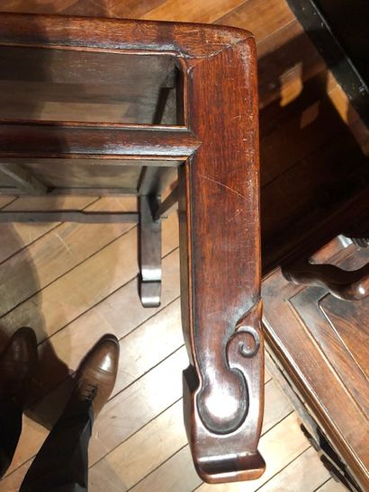 CHINE - XIXe siècle 
Table basse de forme rectangulaire en bois naturel, les pieds...