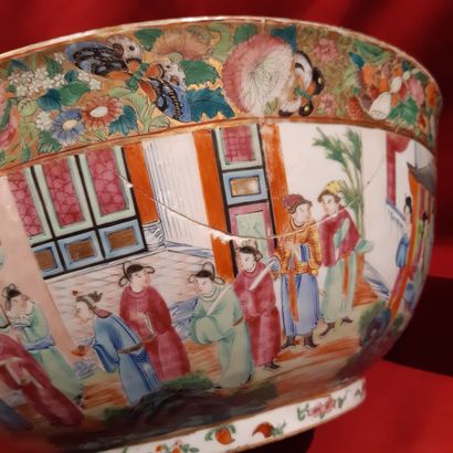 CHINE, Canton - XIXe siècle 
Bol à punch en porcelaine décorée en émaux polychromes...