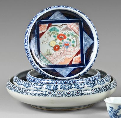 JAPON - Epoque MEIJI (1868-1912) 
Quatre coupelles en porcelaine émaillée dans le...