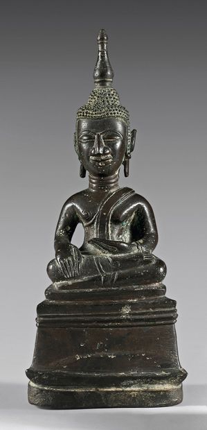 LAOS - XVIe siècle 
Statuette de bouddha en bronze à patine brune assis en padmasana...