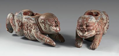 CHINE - XIXe siècle 
Pair of children lying on their stomachs in carved wood with...