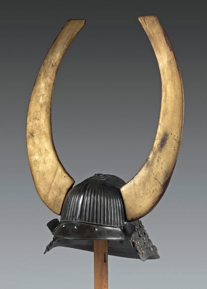 JAPON - Époque EDO (1603-1868) 
Kabuto de forme koshozan en fer laqué noir à soixante-deux...