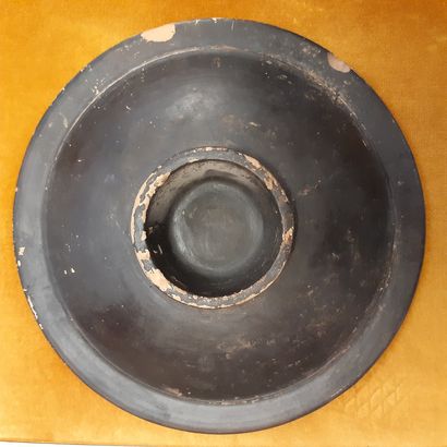 null 
Lot composed of :



- A black glazed dish decorated in the center with a tondo...