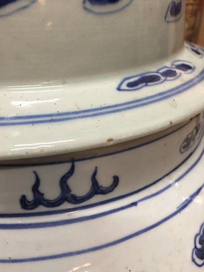 CHINE - XIXe siècle 
Grande potiche couverte balustre en porcelaine bleu blanc à...