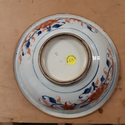 CHINE - Époque KANGXI (1662-1722) 
Porcelain salad bowl decorated in blue underglaze,...