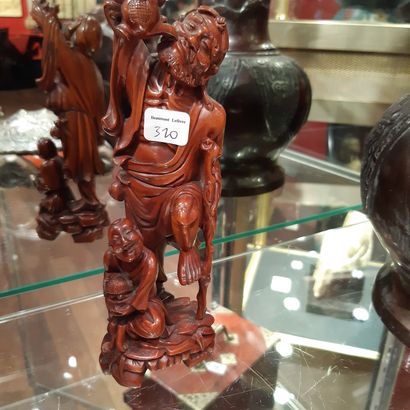 CHINE - XXe siècle 
Pot à pinceaux en bois dit «bitong» et une statuette en bois...