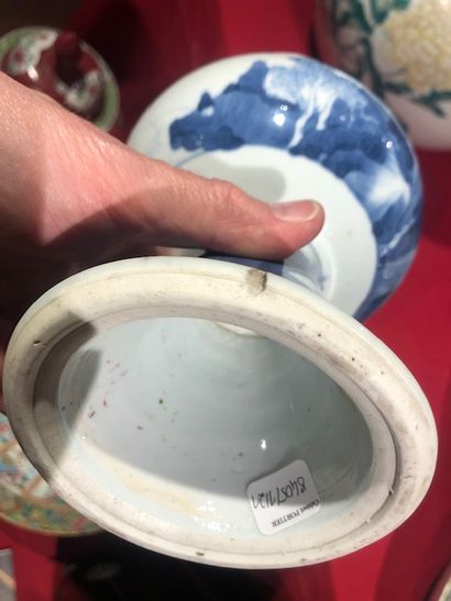 CHINE - XVIIe siècle 
Coupe sur piédouche en porcelaine décorée en bleu sous couverte...